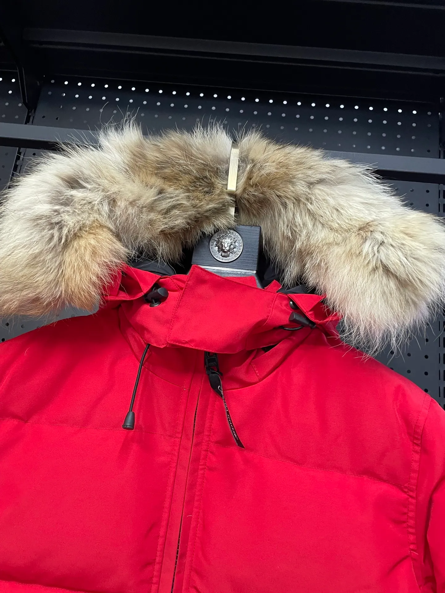 P880 Red Canadian CANADA GOOES 04/Female model. The Arctic and Antarctic scientific expedition teams and others all choose Canada Goose as their cold-proof equipment. They are the Rolls-Royce of down jackets.  ➖ Industry-leading anti-counterfeiting chip sensing.  ➖ Imported Behringer embroidery machines and customized embroidery labels, the highest level and industry leading.  ➖ Imported Korean 21-count polyester-cotton blended original fabric, TC85 waterproof coated fabric, water-repellent, windproof and wear-resistant.  ➖ The new national standard 80 white duck down is filled with an average of 520 grams of down. The amount of down filled is industry-leading.  ➖ 100% nylon lining with double double-layer sealing design to prevent velvet running, and seamless thread design on the cuffs!  ➖ Western Canadian Green Wolf Collar.  ➖ Yoshida YKK provides original factory-customized electroplated sliders. YKK two-way lockable zippers are tight and smooth and do not peel off paint.  ➖ 3M composite Velcro is durable and the accessories and hardware are all custom-made. Only for the purest goose, the most dedicated, the most professional, the highest quality, the highest cost performance!    SIZE:XS-XXL